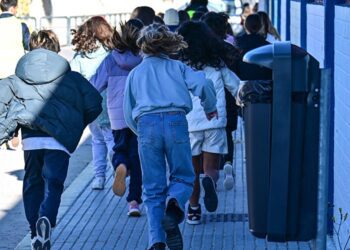 Evacuando el colegio  La Inmaculada / FOTO: Eulogio García