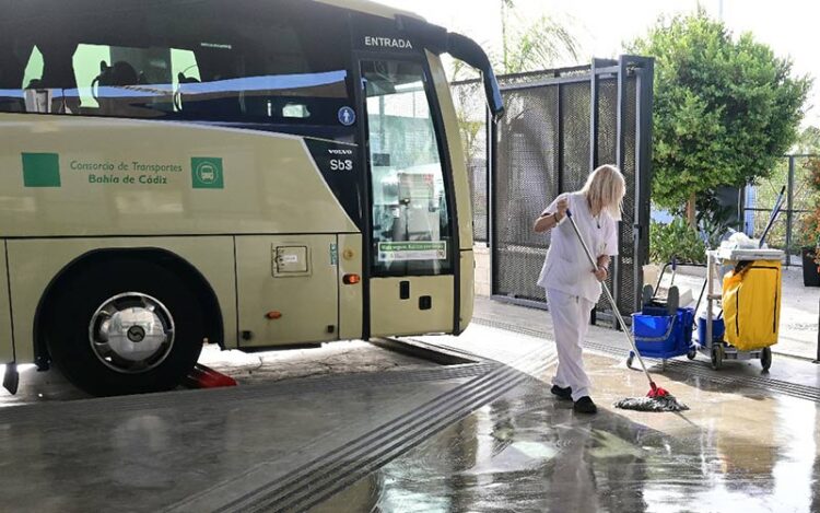 En la estación de autobuses de Cádiz / FOTO: Eulogio García