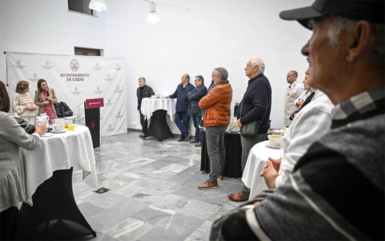 Gandullo dirigiéndose a los representantes de colectivos carnavalescos / FOTO: Ayto.