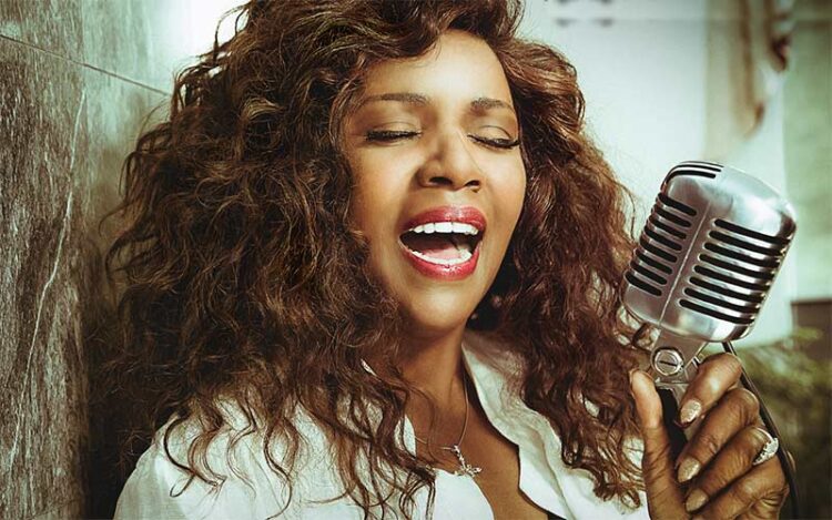 Gloria Gaynor en una foto promocional