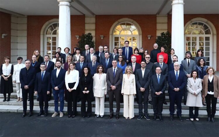 Posado con los científicos en Moncloa / FOTO: onac.gob.es