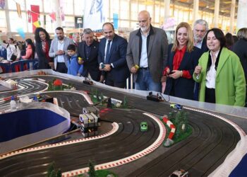 Políticos jugando al Scalextric en la inauguración de la feria / FOTO: Diputación