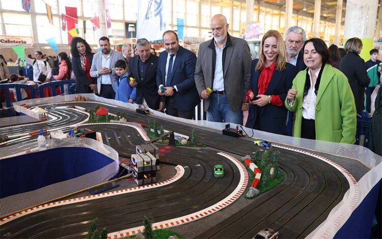 Políticos jugando al Scalextric en la inauguración de la feria / FOTO: Diputación