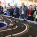 Políticos jugando al Scalextric en la inauguración de la feria / FOTO: Diputación