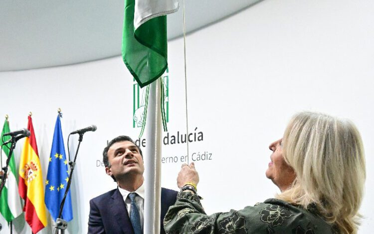 Izado de la blanquiverde, como colofón del acto / FOTO: Eulogio García