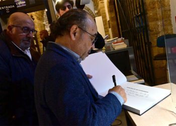 Firmando uno de los ejemplares tras el acto de presentación / FOTO: Eulogio García