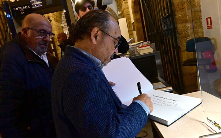 Firmando uno de los ejemplares tras el acto de presentación / FOTO: Eulogio García