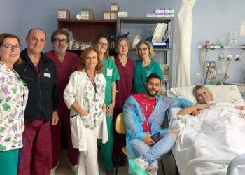 Pareja con su bebé, con médicos y enfermeros / FOTO: Junta