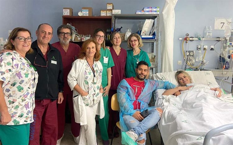 Pareja con su bebé, con médicos y enfermeros / FOTO: Junta