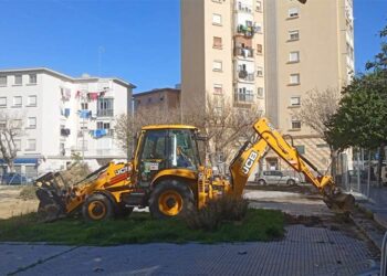 Primeros movimientos de máquinas en la parcela del futuro bloque / FOTO: Junta