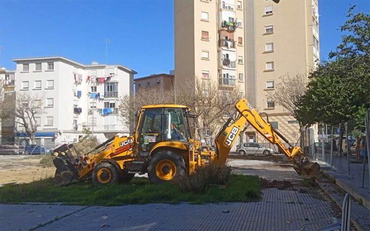 Primeros movimientos de máquinas en la parcela del futuro bloque / FOTO: Junta