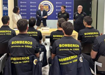 Ortiz saludando días atrás a ocho nuevos bomberos interinos / FOTO: CBPC