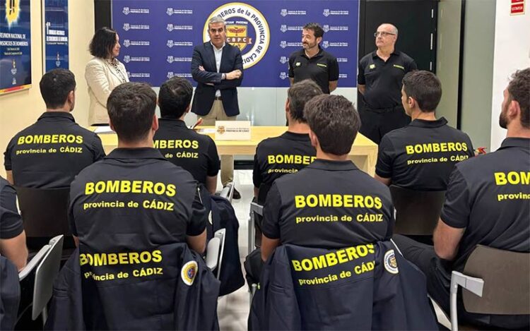 Ortiz saludando días atrás a ocho nuevos bomberos interinos / FOTO: CBPC