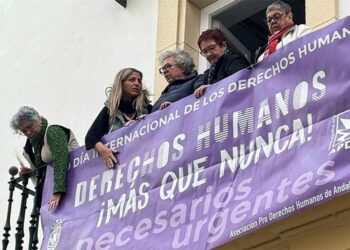 Colocando la pancarta por el 10-D años atrás / FOTO: Apdha