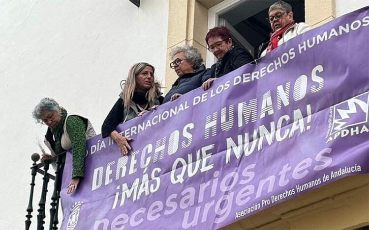 Colocando la pancarta por el 10-D años atrás / FOTO: Apdha