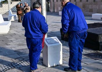 Operarios preparan el acto de inauguración de la placa / FOTO: Eulogio García