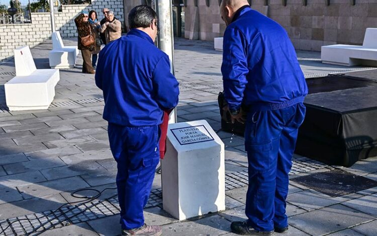 Operarios preparan el acto de inauguración de la placa / FOTO: Eulogio García