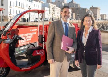 Verdulla y Bernal junto a uno de los vehículos que se verán ya en Cádiz / FOTO: Heineken