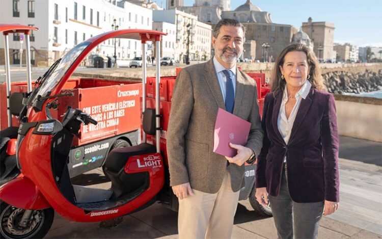 Verdulla y Bernal junto a uno de los vehículos que se verán ya en Cádiz / FOTO: Heineken