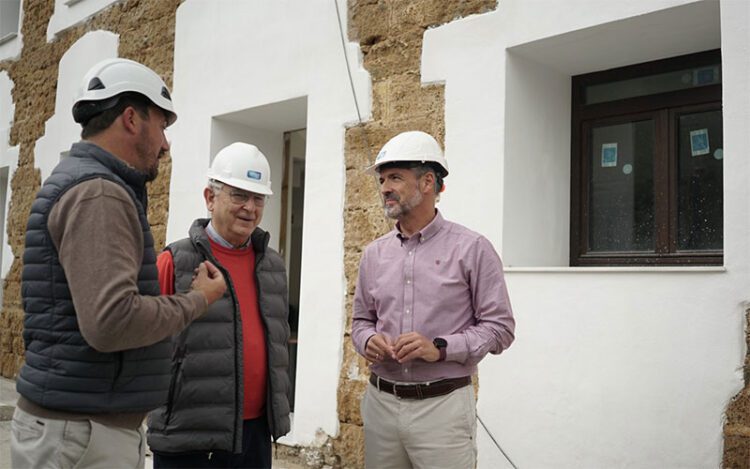 El alcalde supervisando los trabajos / FOTO: Ayto.