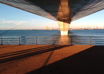 Pescando bajo el segundo puente, con Dragados y Navantia en la otra orilla / FOTO: DBC