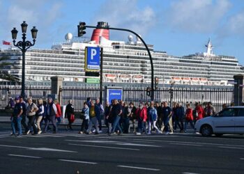 Cruceristas camino del casco antiguo / FOTO: Eulogio García