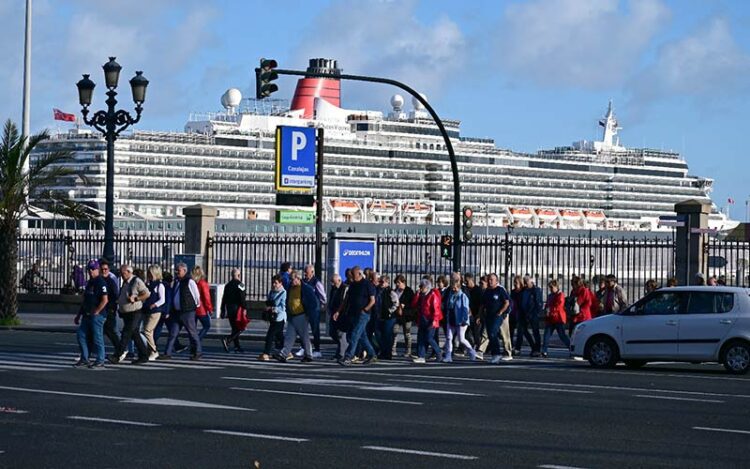 Cruceristas camino del casco antiguo / FOTO: Eulogio García