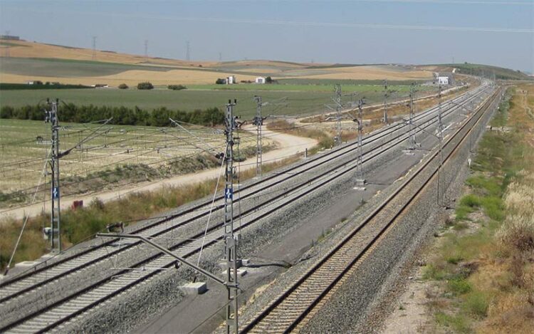 Tramo de vía ya a la altura de la provincia sevillana / FOTO: Adif