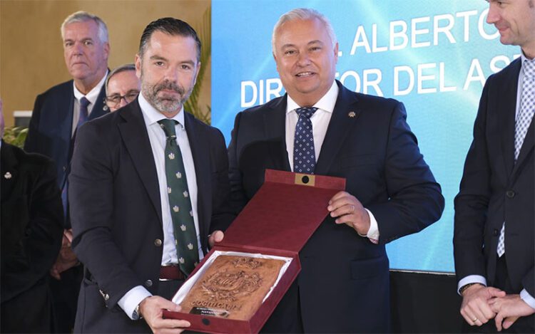 El decano Domingo Villero entrega el premio a Navantia / FOTO: COGITI Cádiz