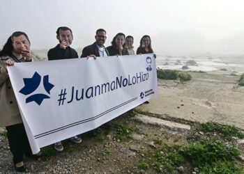 Miembros de Adelante en el solar del hospital / FOTO: Eulogio García