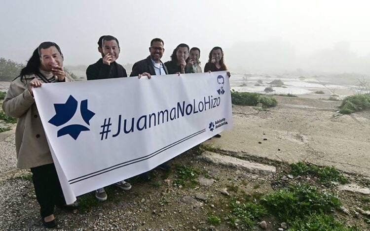 Miembros de Adelante en el solar del hospital / FOTO: Eulogio García