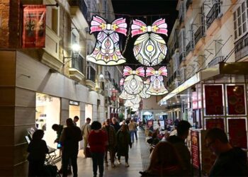 El flamante alumbrado de una de las calles comerciales del centro / FOTO: Eulogio García