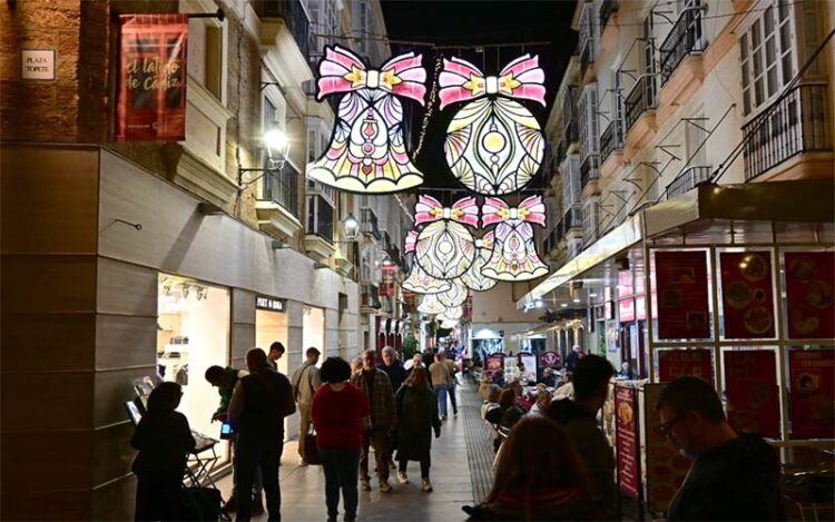 El flamante alumbrado de una de las calles comerciales del centro / FOTO: Eulogio García