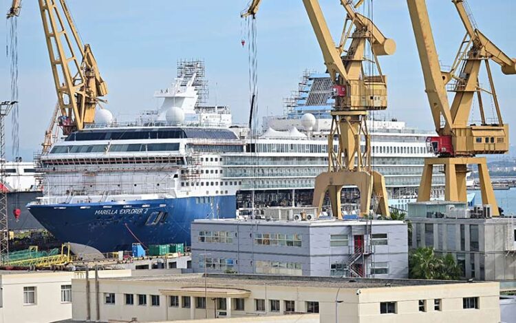 Crucero en plena reforma en el dique gaditano / FOTO: Eulogio García