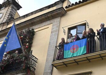 Celebrando el Día del Pueblo Gitano Andaluz en el balcón del Consistorio / FOTO: Ayto.