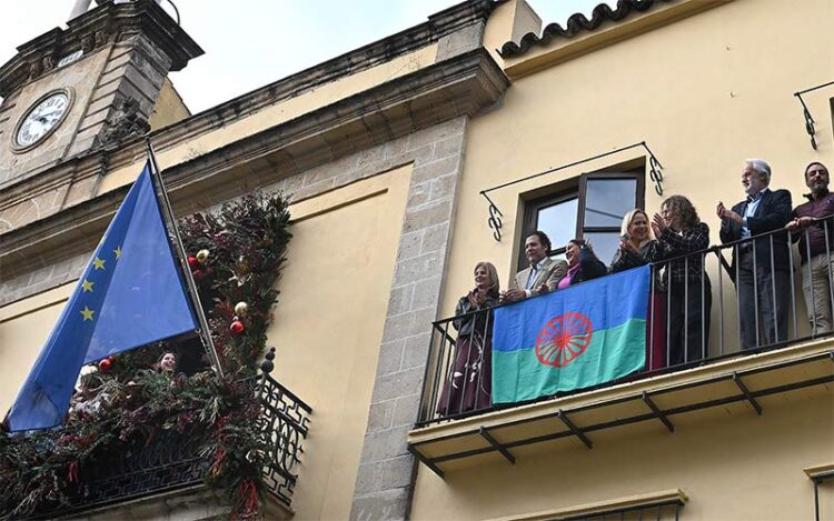 Celebrando el Día del Pueblo Gitano Andaluz en el balcón del Consistorio / FOTO: Ayto.