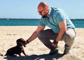 Posado del alcalde con un perro el pasado verano / FOTO: Ayto.