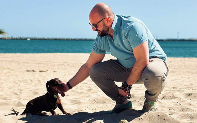 Posado del alcalde con un perro el pasado verano / FOTO: Ayto.