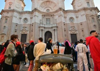 La Catedral convertida en botellódromo durante el Carnaval 2024 / FOTO: Eulogio García