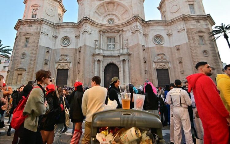 La Catedral convertida en botellódromo durante el Carnaval 2024 / FOTO: Eulogio García