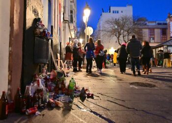 Restos del botellón en un sábado de Carnaval / FOTO: Eulogio García