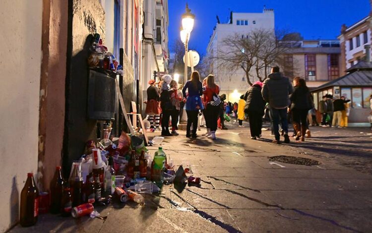 Restos del botellón en un sábado de Carnaval / FOTO: Eulogio García