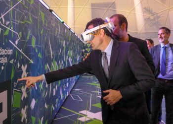 El alcalde con sus gafas de realidad virtual en la apertura del espacio / FOTO: Eulogio García