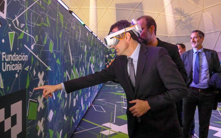 El alcalde con sus gafas de realidad virtual en la apertura del espacio / FOTO: Eulogio García