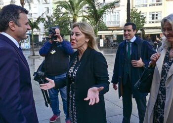 El alcalde recibiendo al séquito de la consejera en San Juan de Dios / FOTO: Eulogio García