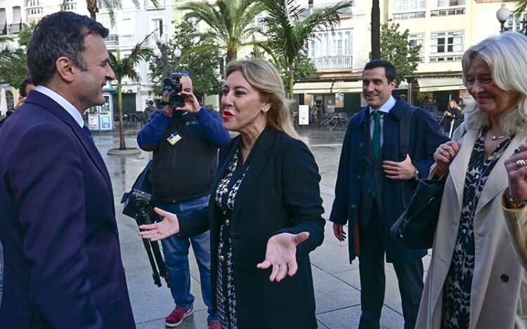 El alcalde recibiendo al séquito de la consejera en San Juan de Dios / FOTO: Eulogio García