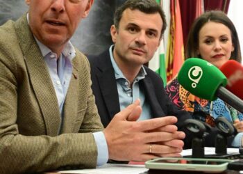 El micrófono de Onda Cádiz en una rueda de prensa del Gobierno local / FOTO: Eulogio García