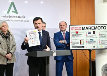 El alcalde comparece con el consejero a su espalda / FOTO: Eulogio García