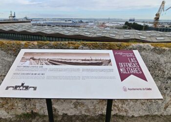 Cartelería en el paseo superior de Puerta de Tierra / FOTO: Eulogio García