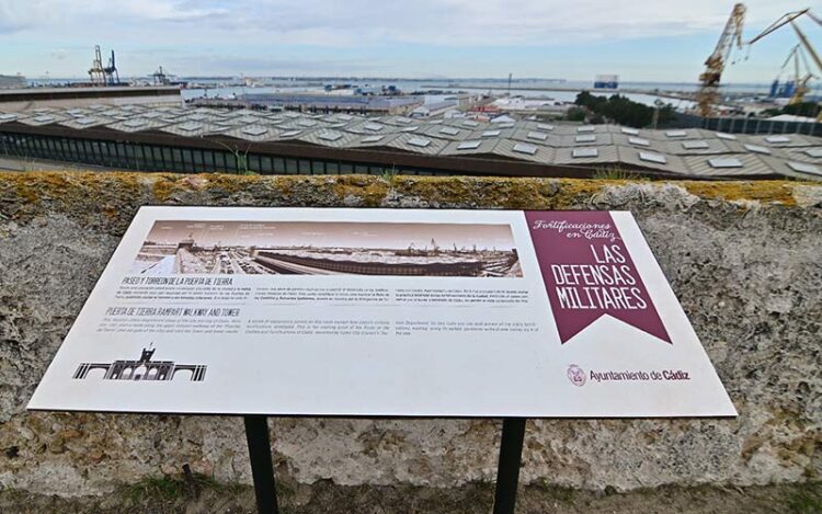 Cartelería en el paseo superior de Puerta de Tierra / FOTO: Eulogio García